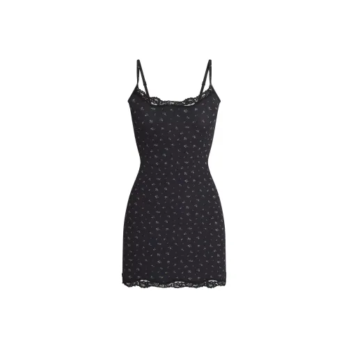 SKIMS FW24 FITS EVERYBODY LACE SLIP DRESS Slip Dresses Women's ONYX ROSEBUD PRINT/Agate Rose Lily Print