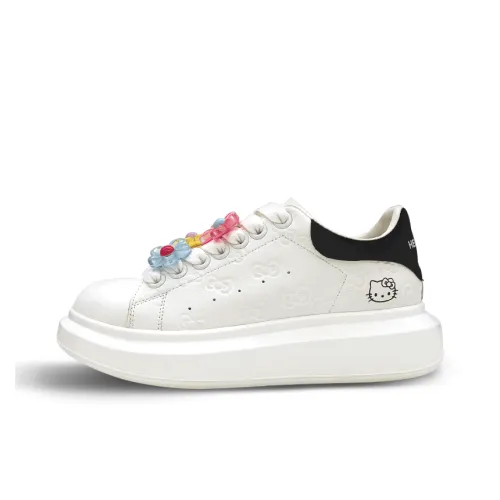 Hello Kitty White Skateboard art Women's Low Top Black