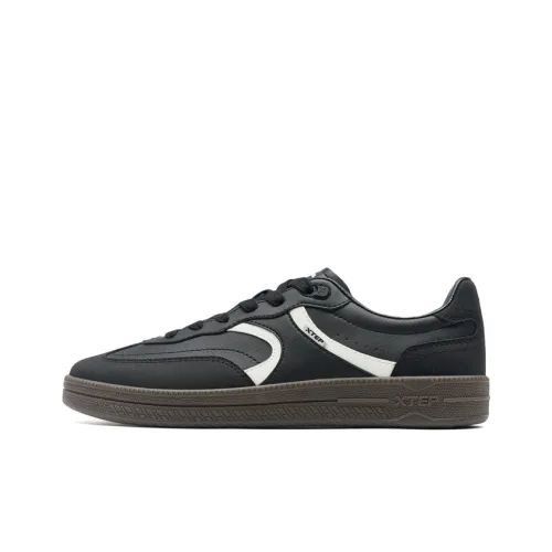 XTEP Lightweight Coverage Low Top Skateboard Shoes Men's Black/Sail White