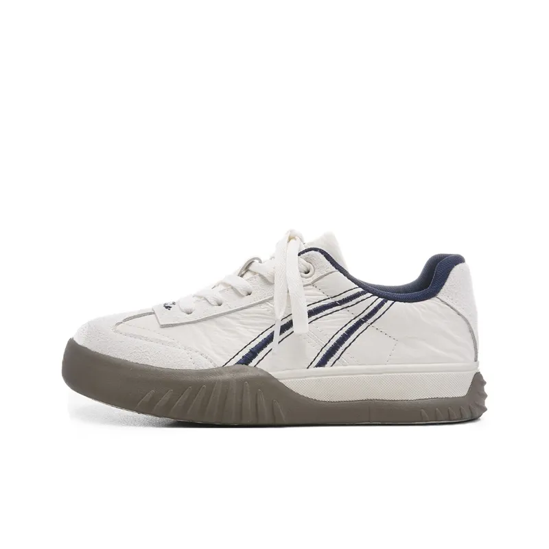 The New Age Family Abrasion Resistant Slip Resistant Low Top Skateboard Shoes Women's Beige Blue-0