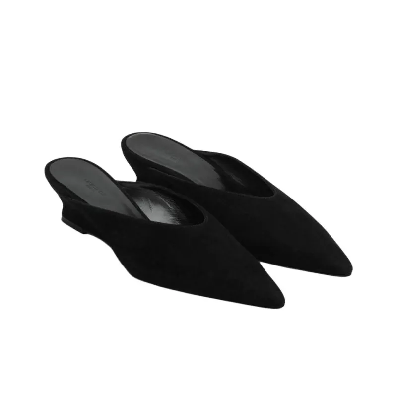 Le Monde Beryl Slip Resistant Closed Toe Slippers Women's Black-2