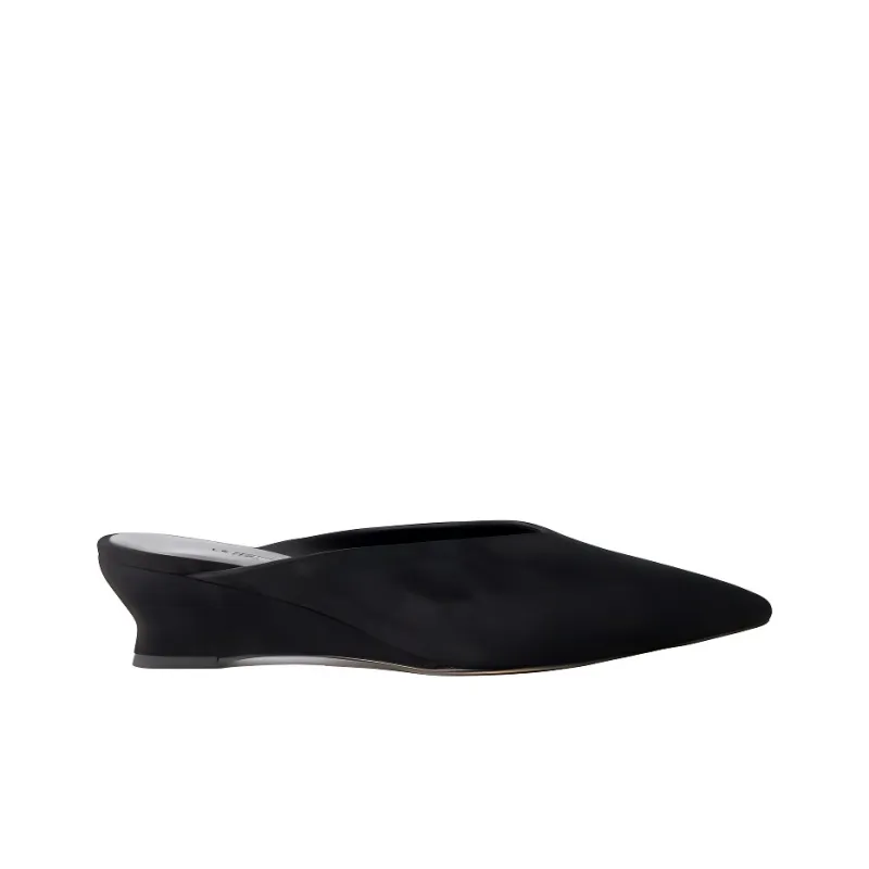 Le Monde Beryl Slip Resistant Closed Toe Slippers Women's Black-1