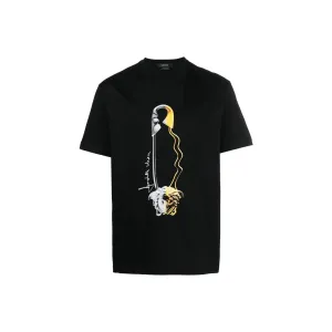 Tシャツ・カットソー VERSACE SS25 \"SAFETY PIN\" CURLED TOP (1018081 1A124971B000) Versace Safety-Pin Logo Embroidered Crop T-Shirt | Neiman Marcus