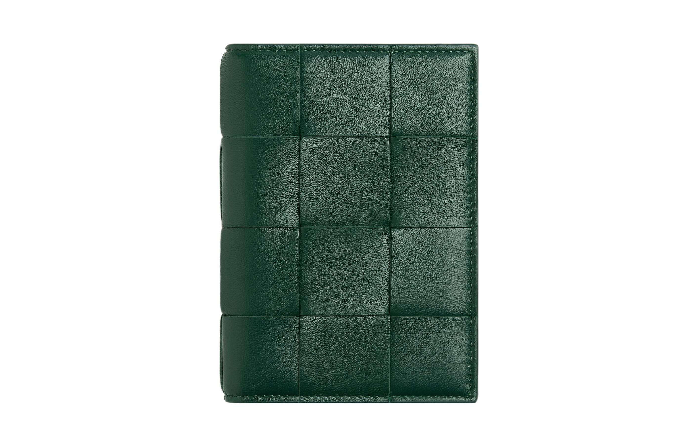 ショルダーバッグ・ポシェット Bottega Veneta CASSETTE PASSPORT HOLDER Bottega Veneta Cassette Crossbody Bag in Deep Blue – Stanley