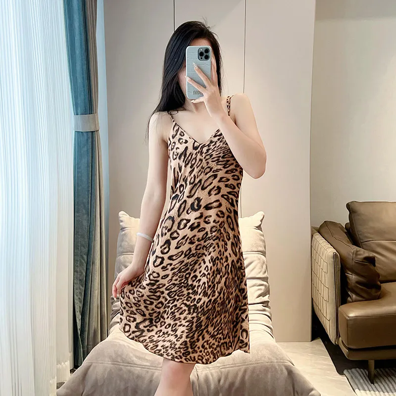 Inside The Orange Nightgown Women's Shopping Bag Leopard Print-1