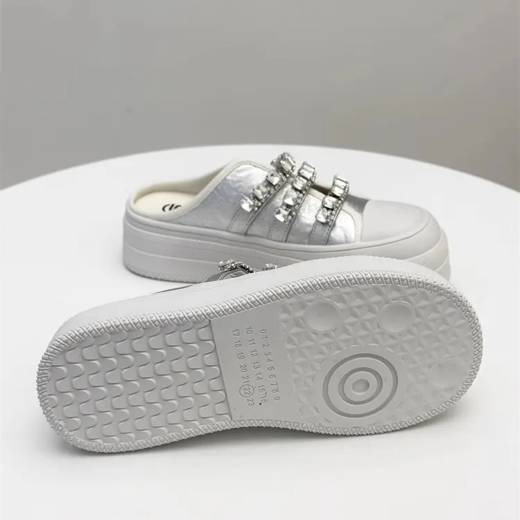 Shougu Quiet Closed Toe Slippers Women's-6