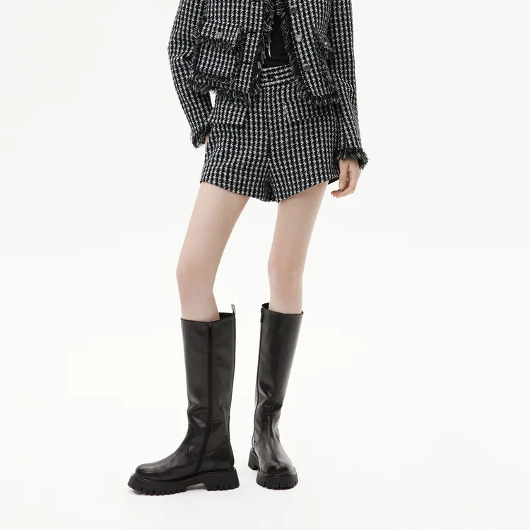 MOCO Casual Shorts Women's Black White Plaid-2