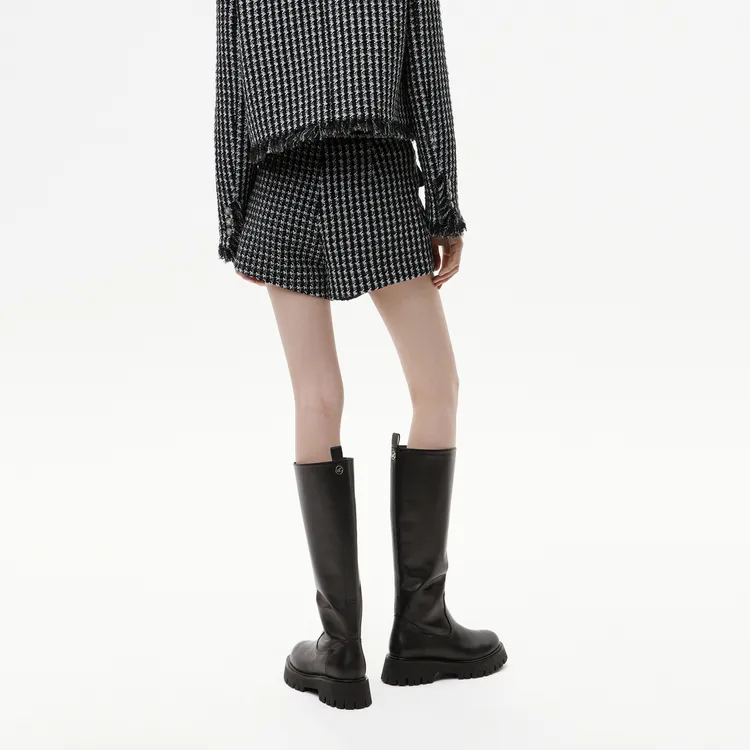 MOCO Casual Shorts Women's Black White Plaid-4