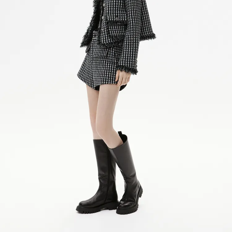 MOCO Casual Shorts Women's Black White Plaid-3