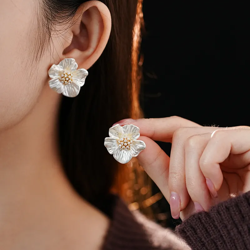 Drejew Artificial Pearl Stud Earrings Luxe Minimalist Style Earrings Women's-1