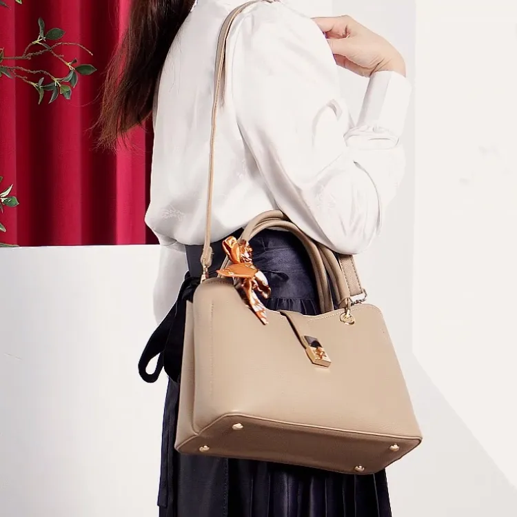 TTaG．baG Cow Leather Shoulder Bag Women's Khaki-3