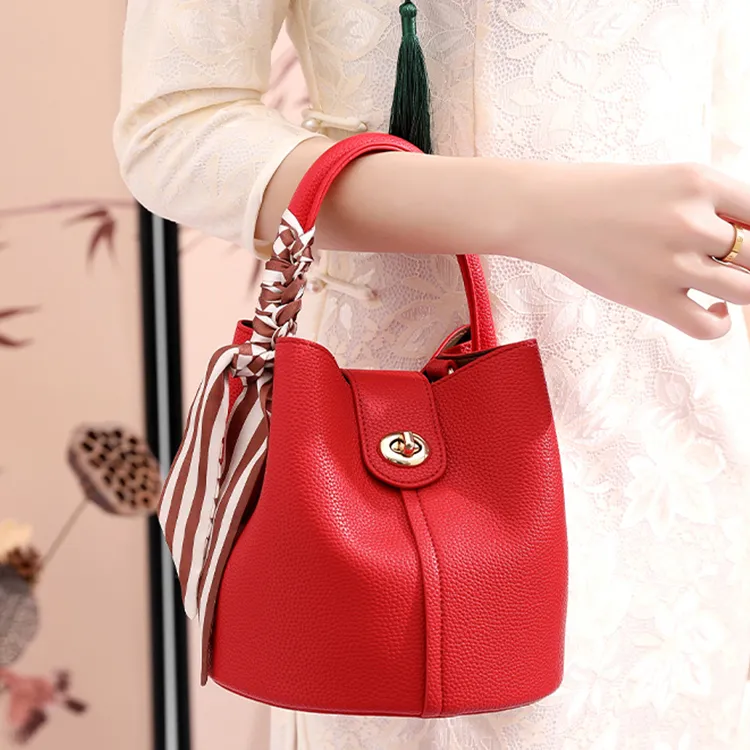 TTaG．baG Cow Leather Shoulder Bag Women's Red-3