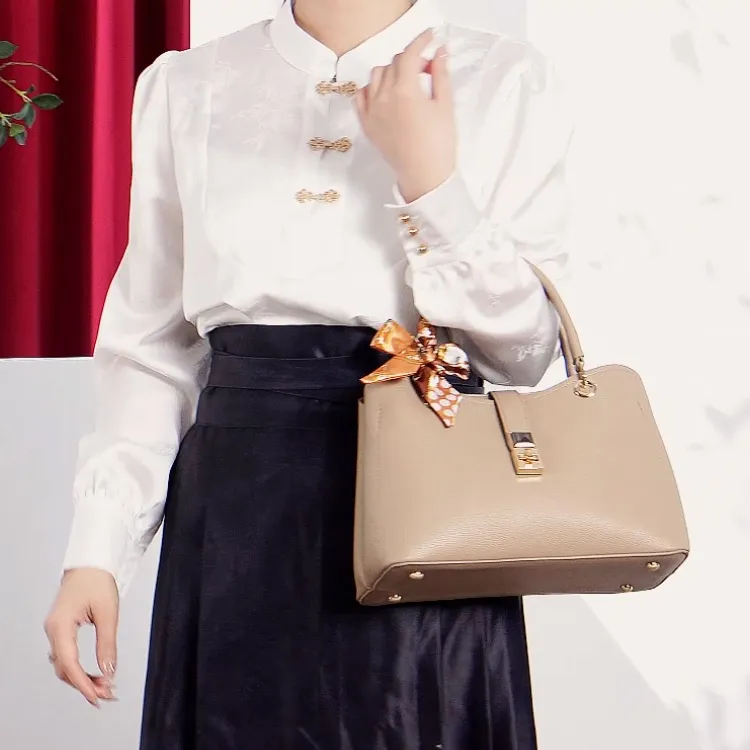 TTaG．baG Cow Leather Shoulder Bag Women's Khaki-2