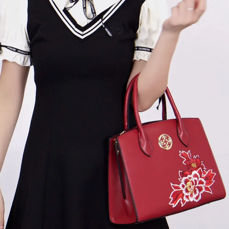 TTaG．baG Cow Leather Shoulder Bag Women's Ecru/Red-3