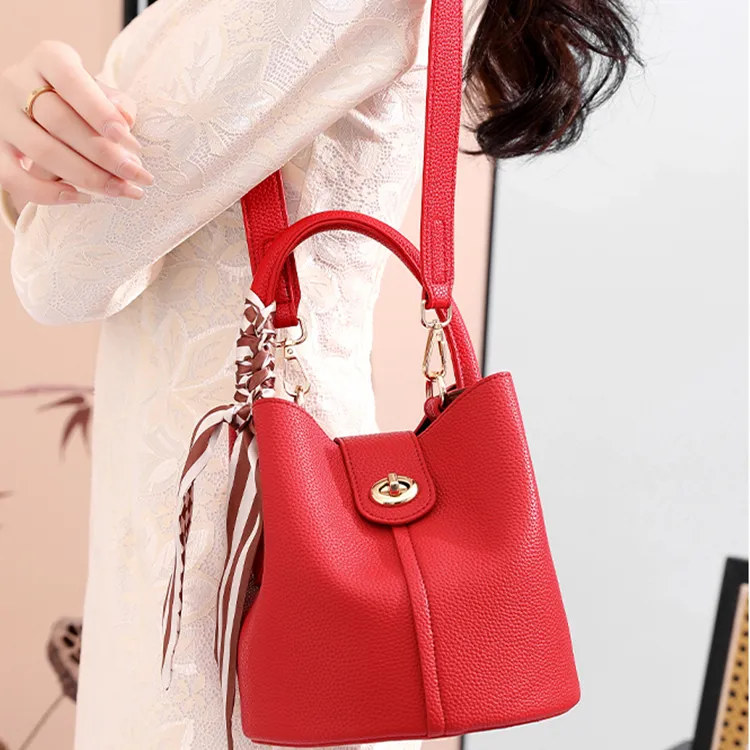 TTaG．baG Cow Leather Shoulder Bag Women's Red-4