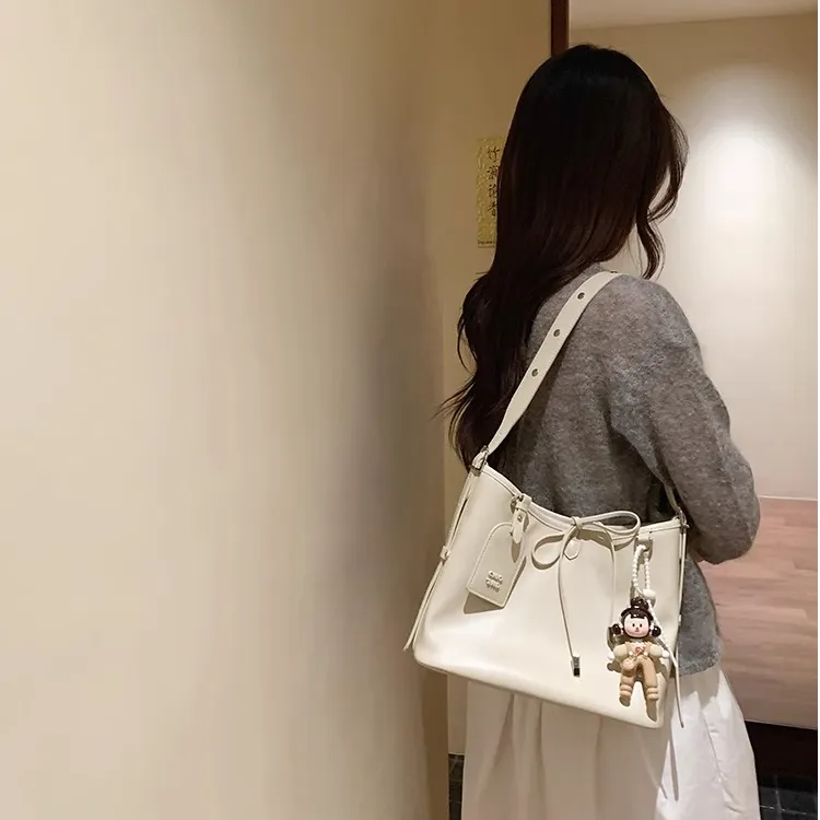 PAYOT Synthetic Leather Walk Among The Clouds Carry All Shoulder Bag Regular Women's Ecru-3