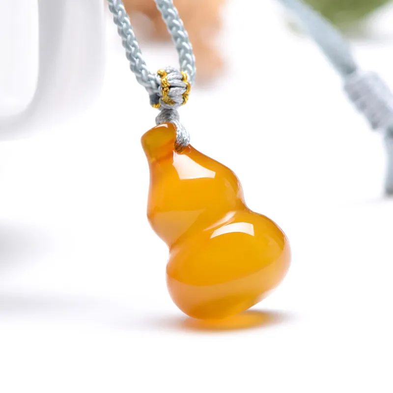 MARY WINDSOR Natural Chalcedony Pendants Unisex-1