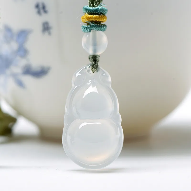 MARY WINDSOR Chalcedony White Moonlight Pendant Unisex-1
