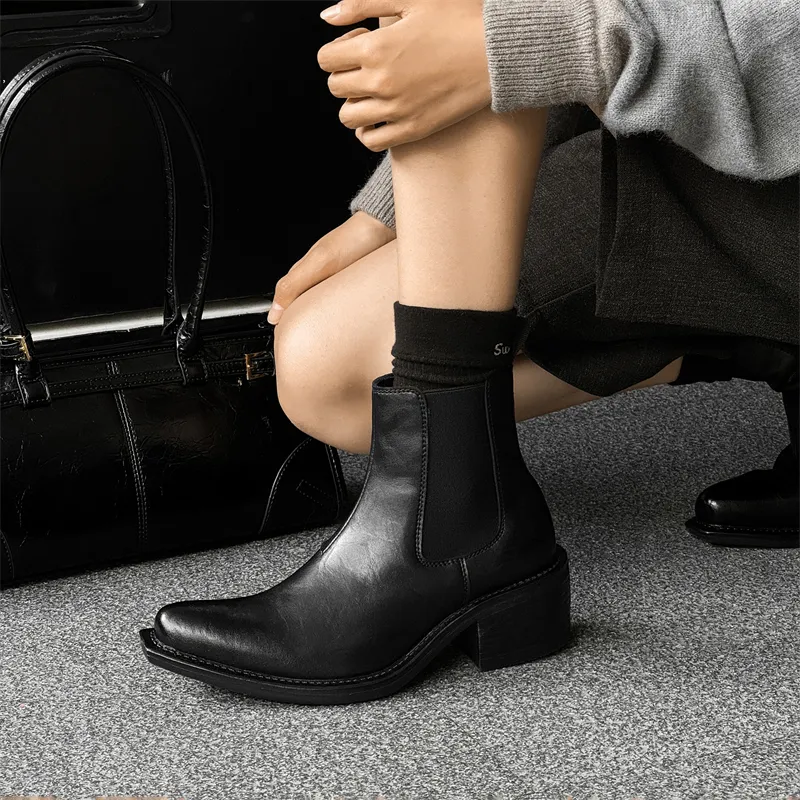Chi Wolf Short Chelsea Boots Women's Black-7