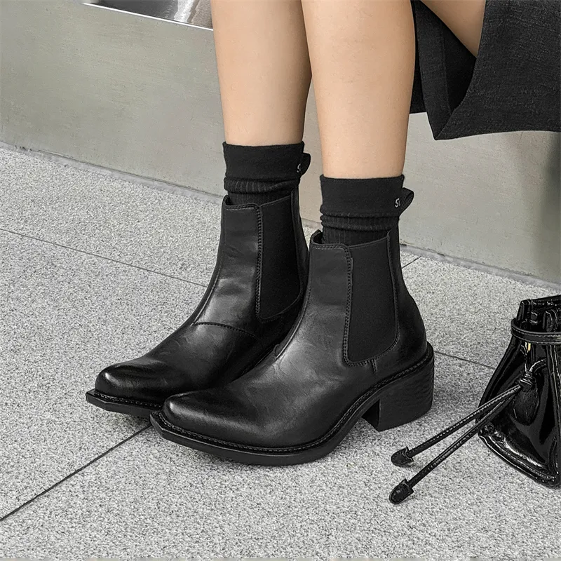 Chi Wolf Short Chelsea Boots Women's Black-8