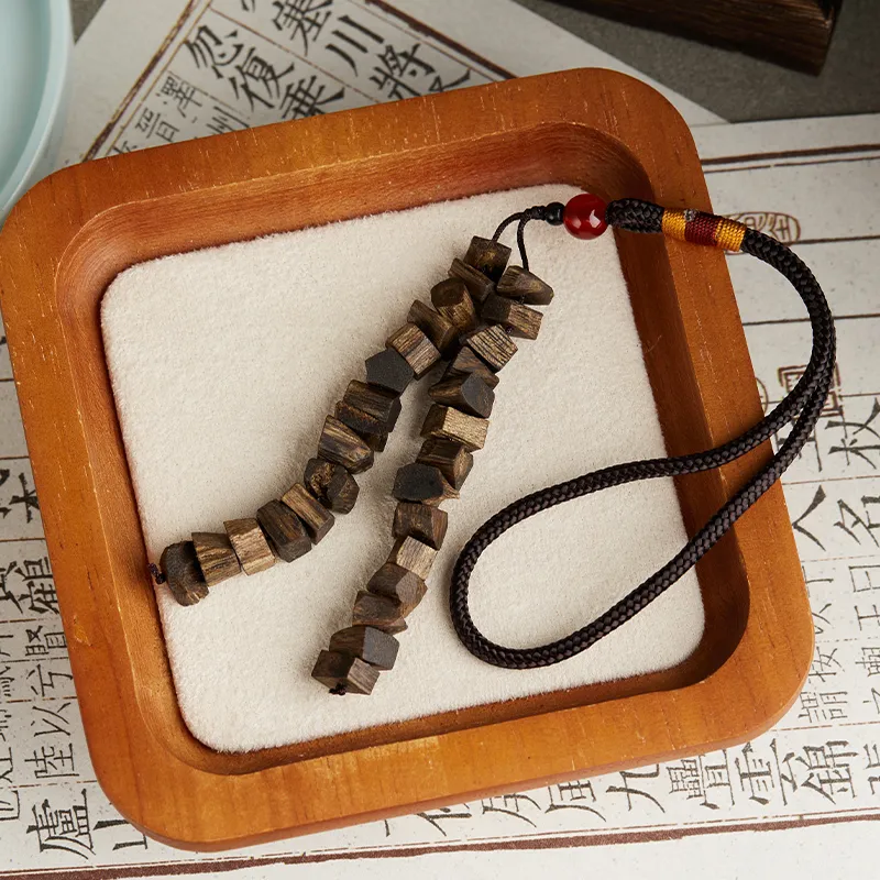 Gianina Agarwood Pendants Unisex-6