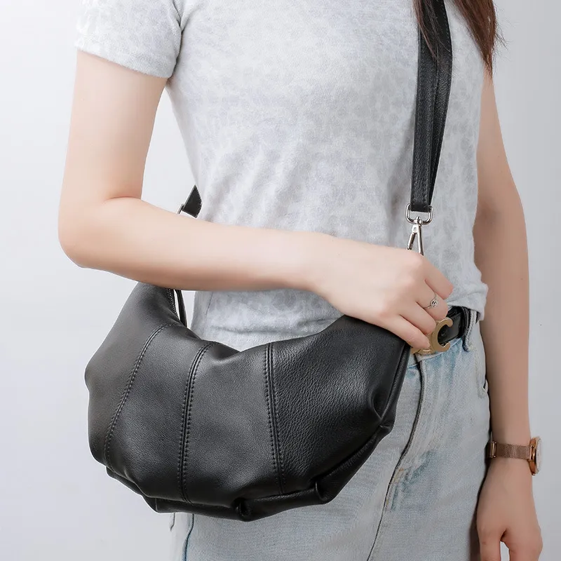 VANDEE Cow Leather Shoulder Bag Women's Black-1