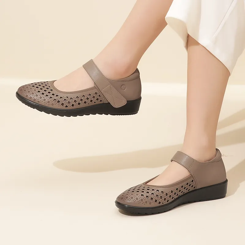 Cigna Clogs Women's-7