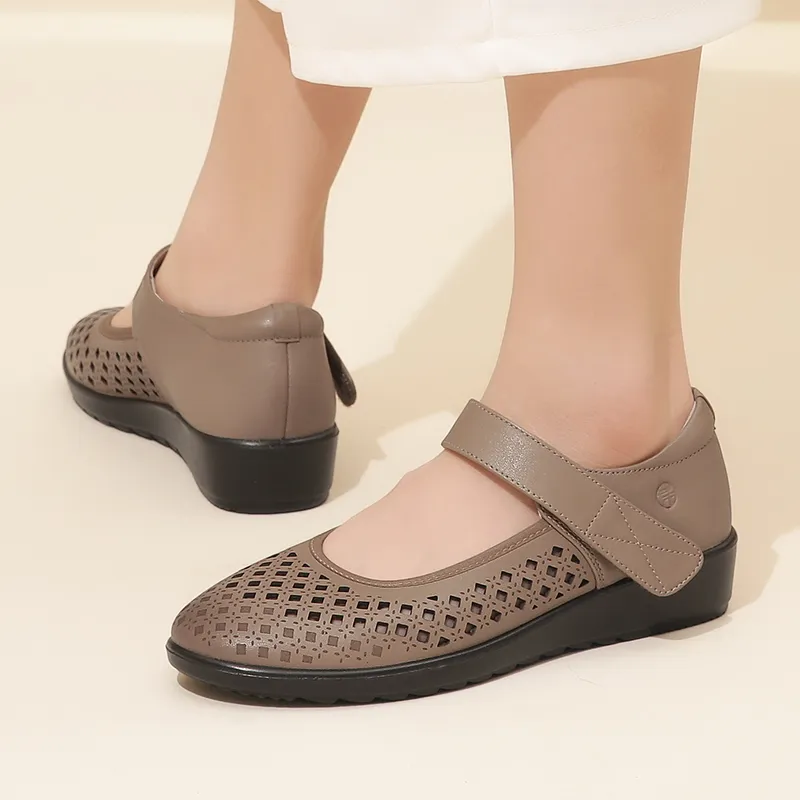 Cigna Clogs Women's-9