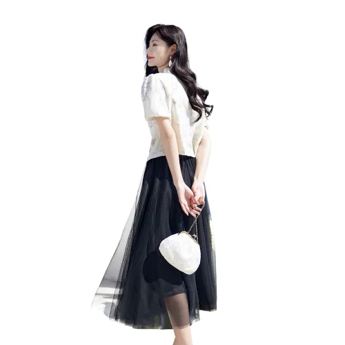 A Paradise For Awakening Skirt Set Women's Beige Top And Black Bottom