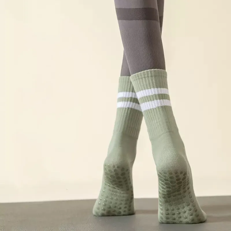 BEAR UNION Mid Calf Socks Women's-7