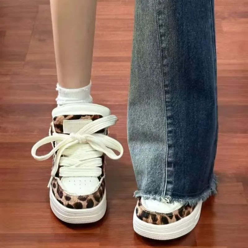 Take The Qin Non slip Lightweight Low Top Skateboard Shoes Unisex Leopard Print-1