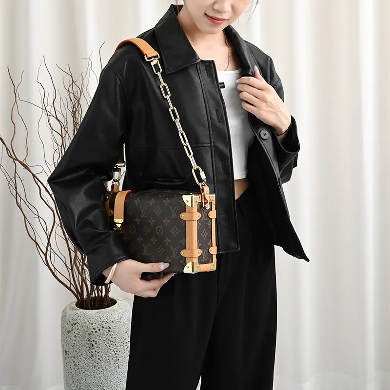 Lan Bao Fan Metal, Alloy DuPont Paper Storage Lining Bag, Bag Strap, Single Purchase Bag Unisex Brown-23