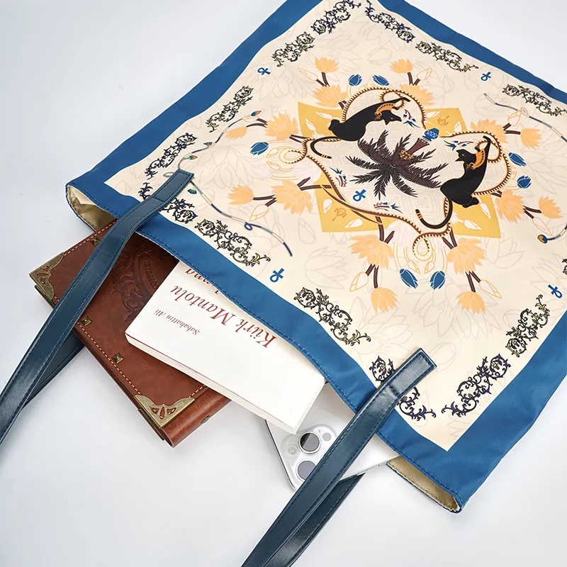 The British Museum Fabric Shoulder Bag Regular Women's Blue/Beige/Yellow-4