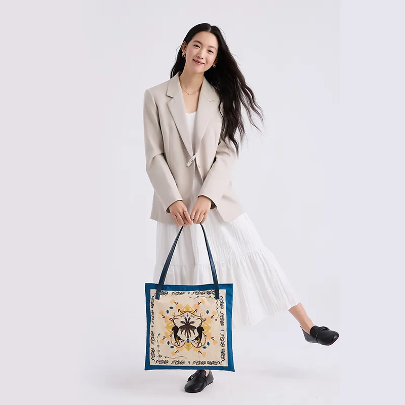 The British Museum Fabric Shoulder Bag Regular Women's Blue/Beige/Yellow-3