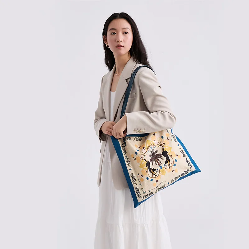 The British Museum Fabric Shoulder Bag Regular Women's Blue/Beige/Yellow-1