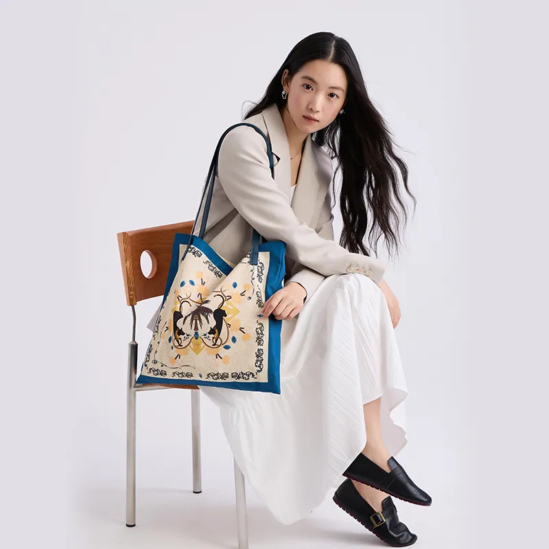 The British Museum Fabric Shoulder Bag Regular Women's Blue/Beige/Yellow-2