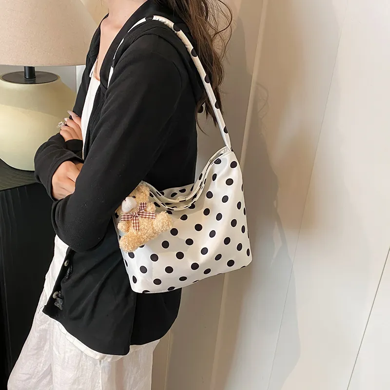 Dusen Kangaroo Oxford Shoulder Bag Women's White/Black/Red-2