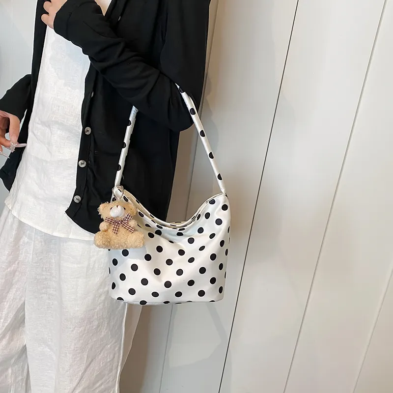 Dusen Kangaroo Oxford Shoulder Bag Women's White/Black/Red-7