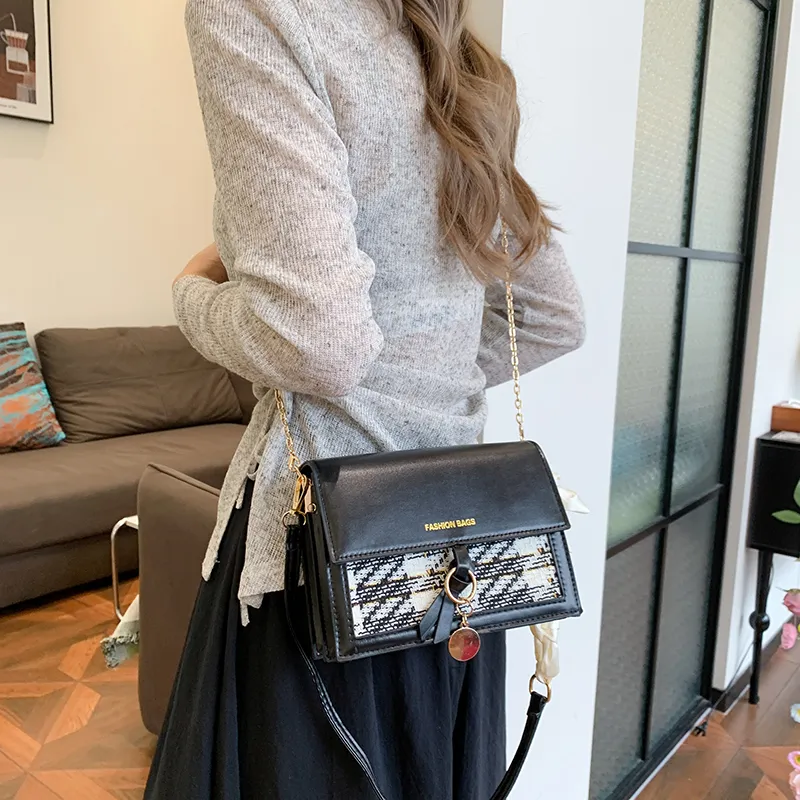 Dusen Kangaroo PU Shoulder Bag Regular Women's White/Black-9