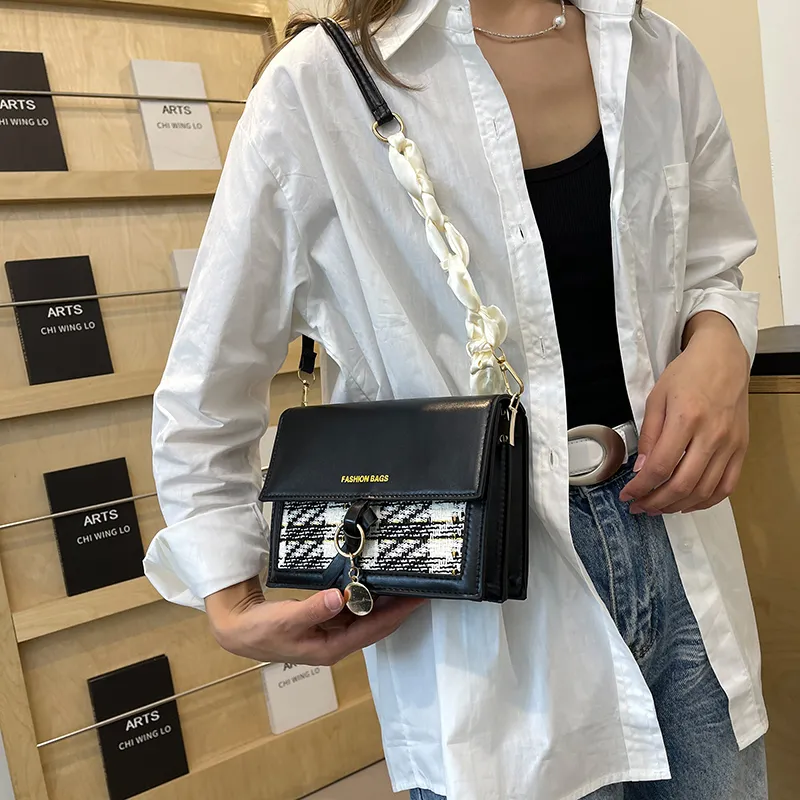 Dusen Kangaroo PU Shoulder Bag Regular Women's White/Black-13