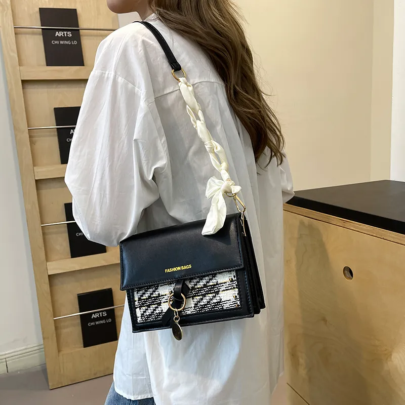 Dusen Kangaroo PU Shoulder Bag Regular Women's White/Black-12