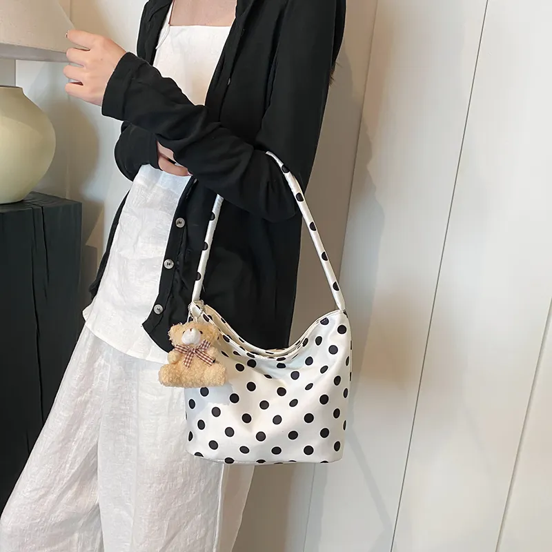 Dusen Kangaroo Oxford Shoulder Bag Women's White/Black/Red-8