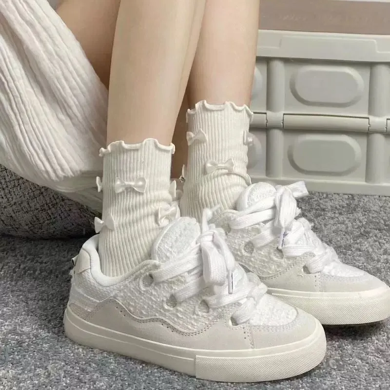 LIANGHUO Anti Slip Wear Resistant Low Top Skateboard Shoes Unisex Swan White Box Included-2