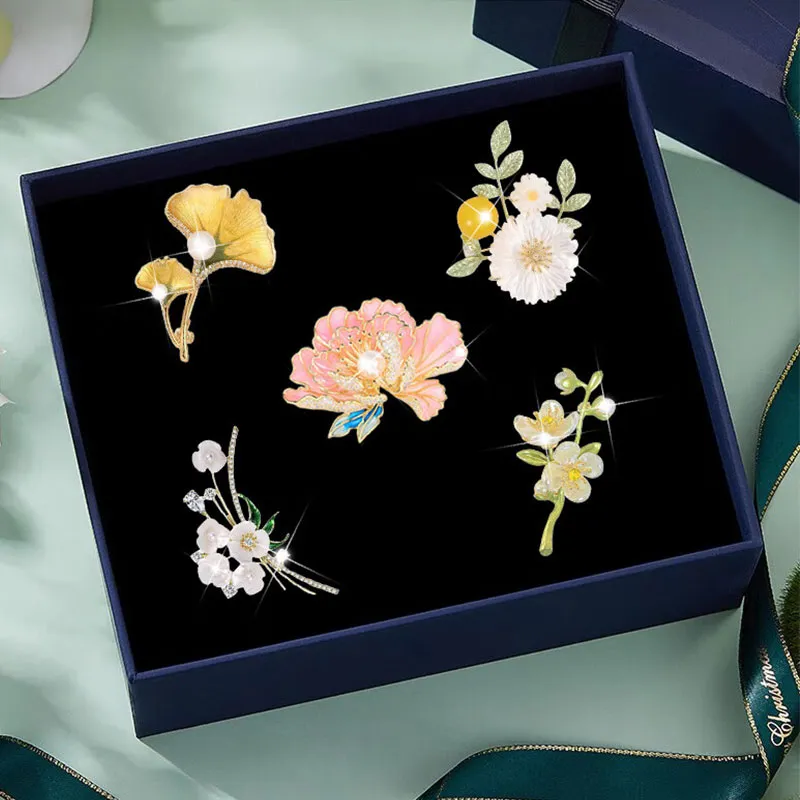 GAGA Alloy Brooches Women's Gold-1