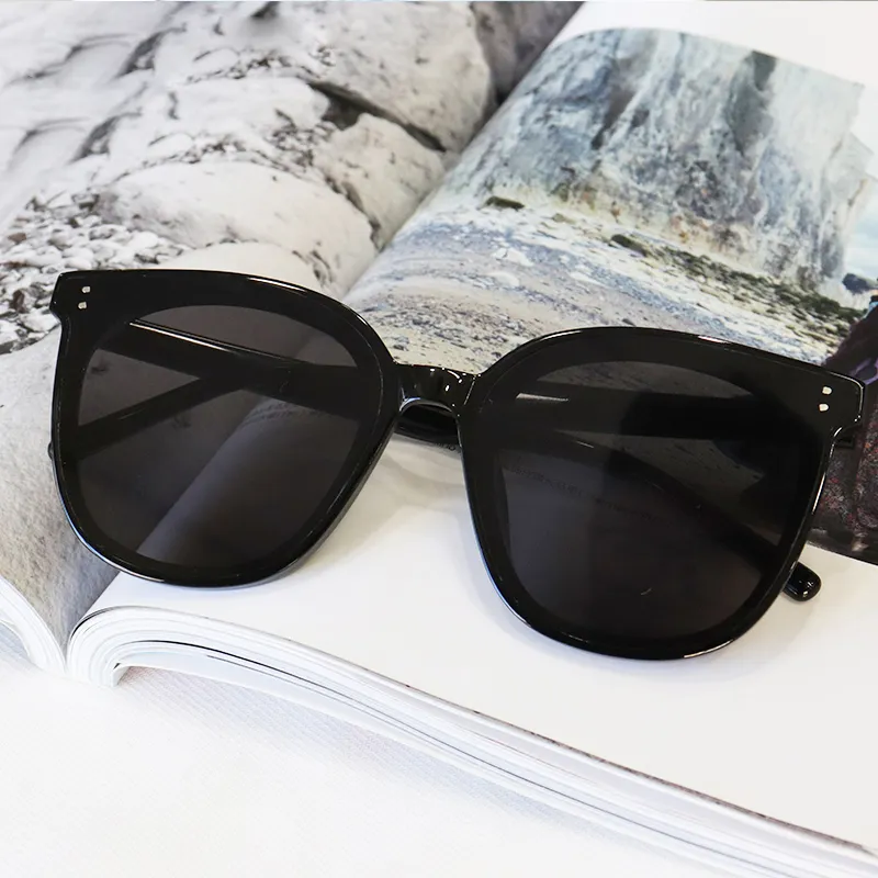 Pair Ponyo Plate Frame Square Sunglasses Unisex Black-3