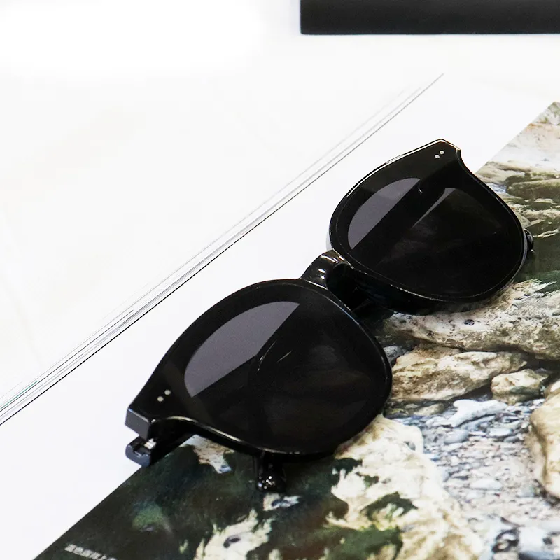 Pair Ponyo Plate Frame Square Sunglasses Unisex Black-4