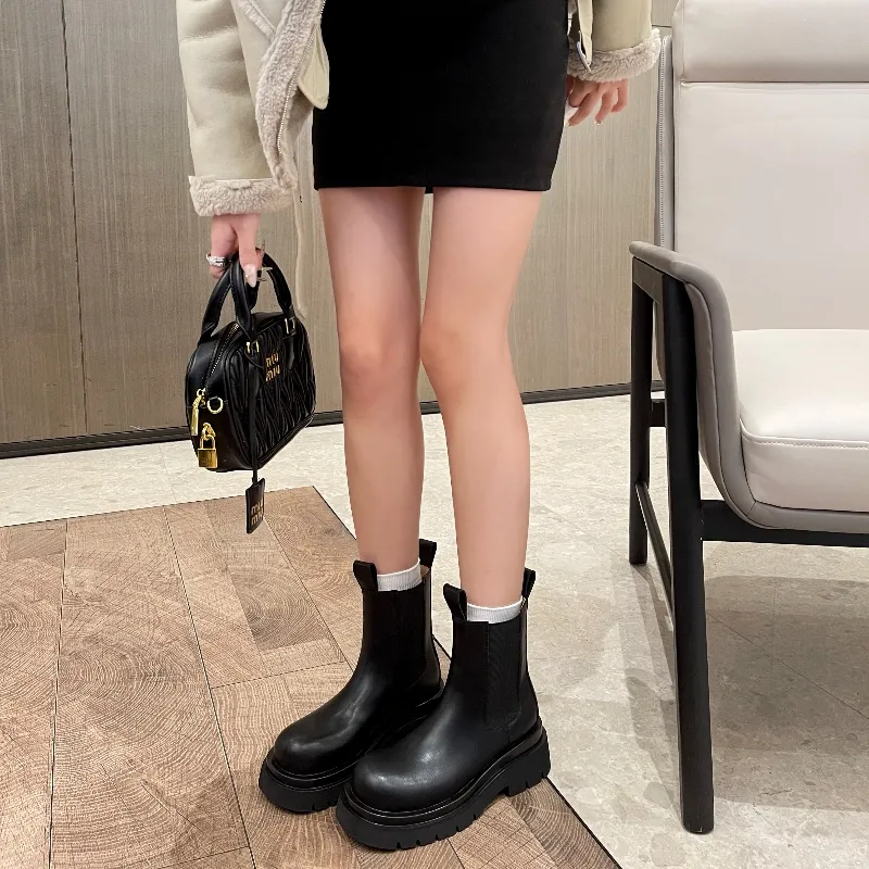 STELLA WEISZ Short Chelsea Boots Women's Black-1