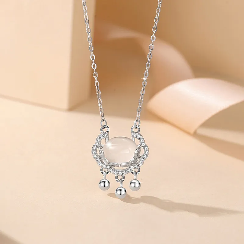 Heart Grass Chalcedony Necklaces Women's-1