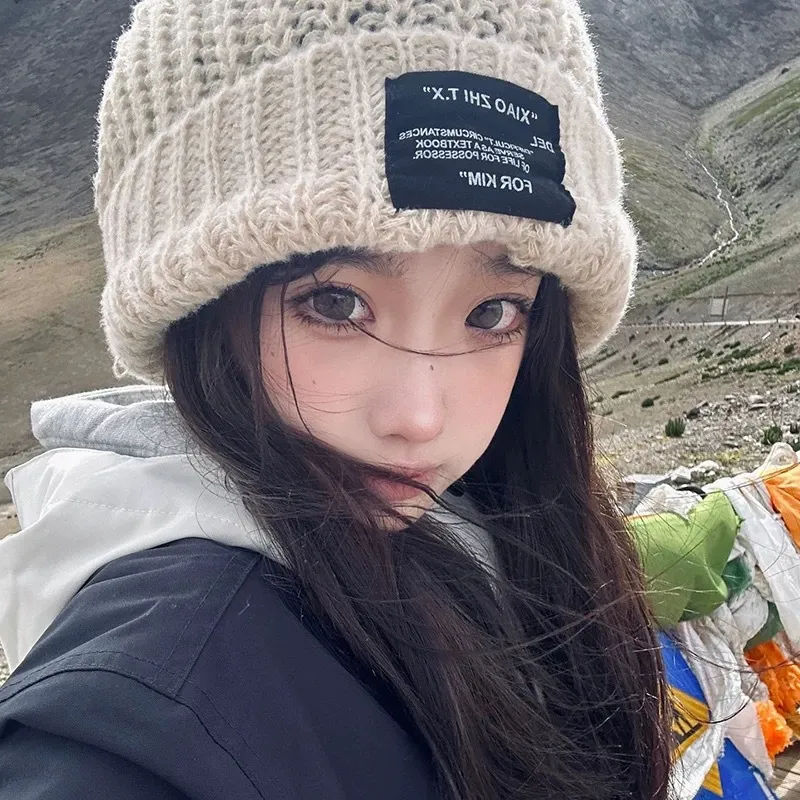 Ai Jiawei Acrylic Beanies Unisex-4