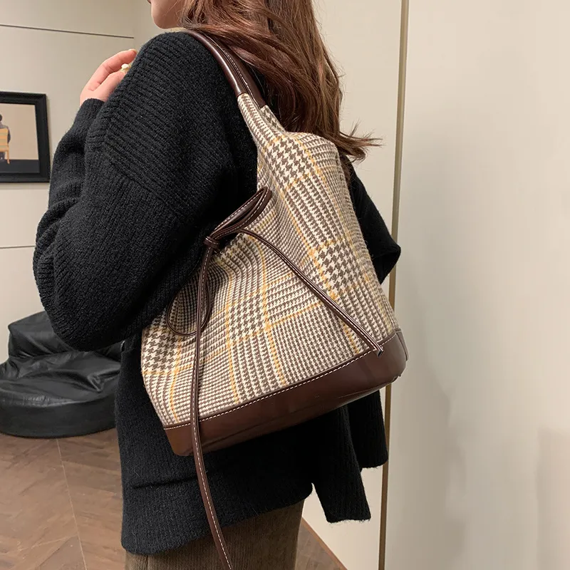 NX DOUGHNUT Flannelette Handbag Color Blocking Stripes Shoulder Bag Women's Khaki/Black-3